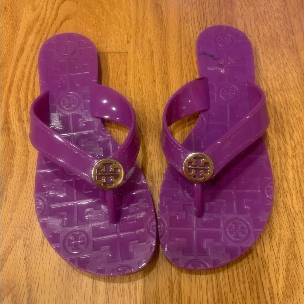 Tory Burch Thora Jelly Thong in purple coloring gold logo